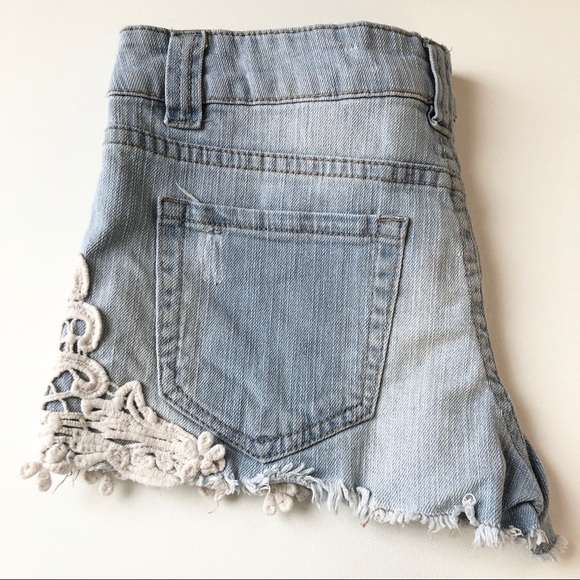 Denim shorts with lace trim light wash - Picture 4 of 8